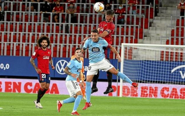 David García gana un balón aéreo a Iago Aspas ante la mirada de Santi Mina y Aridane.