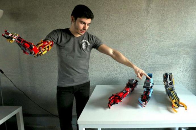 David Aguilar, Handsolo99 en Instagram, muestra cuatro de las prótesis que ha construido con ladrillos de Lego