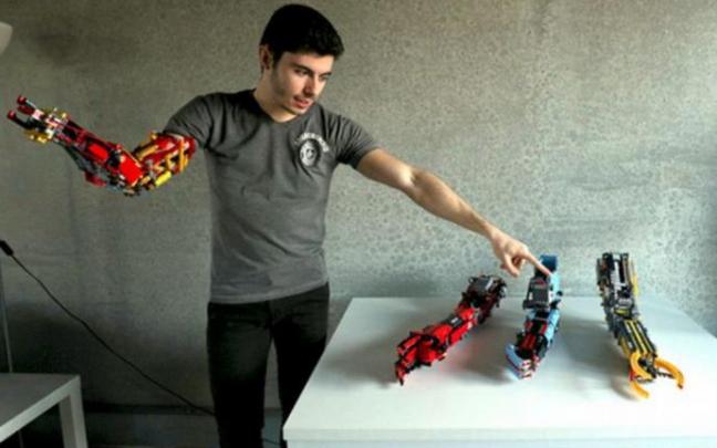 David Aguilar, Handsolo99 en Instagram, muestra cuatro de las prótesis que ha construido con ladrillos de Lego David Aguilar, Handsolo99 en Instagram, muestra cuatro de las prótesis que ha construido con ladrillos de Lego