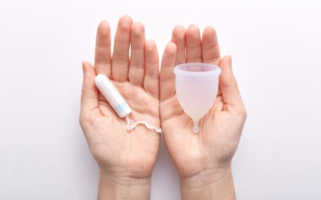 Imagen de una copa menstrual y un tampón. Imagen de una copa menstrual y un tampón.