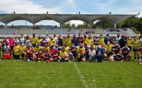 Los cuatro clubes vascos posan juntos en una foto de familia durante la disputa del torneo oficial de rugby inclusivo Harresiak Apurtuz, celebrado ayer domingo en las instalaciones getxotarras de Fadura.