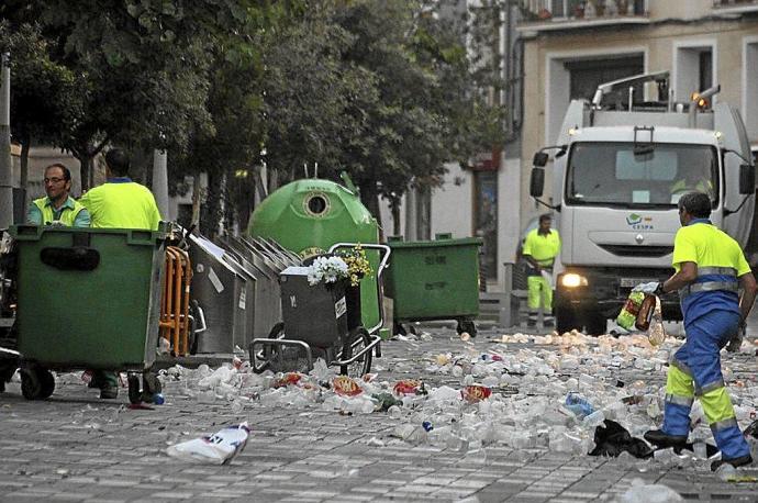 Limpieza de la calle Herrerías durante una mañana de fiestas de Tudela. Foto: J.A.M.