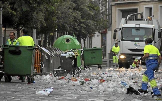 Limpieza de la calle Herrerías durante una mañana de fiestas de Tudela. Foto: J.A.M.