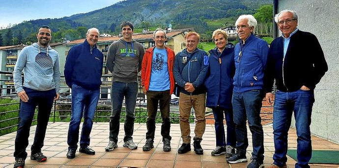 Joxe 'Takolo' bekaren proiektu irabazlearen aurkezpenean parte hartu zuten lagunek. Argazkia: N.G.