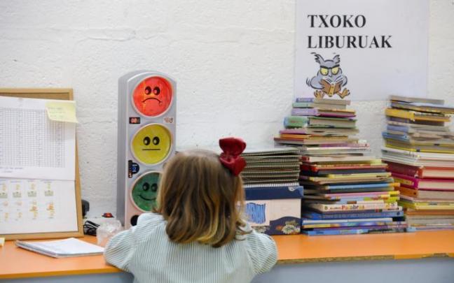 Una niña en una haurreskola. Una niña en una haurreskola.