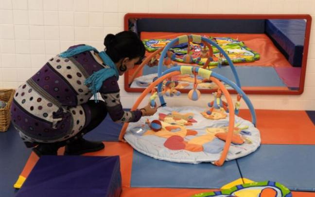 Una mujer coloca unos juguetes