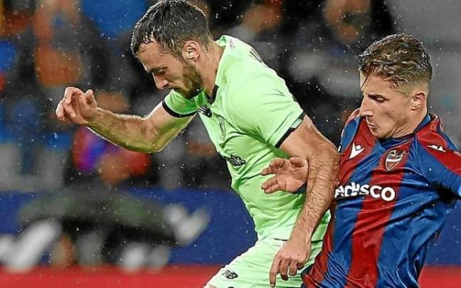 El granota Bardhi intenta frenar el avance de Iñigo Lekue. Foto: Efe