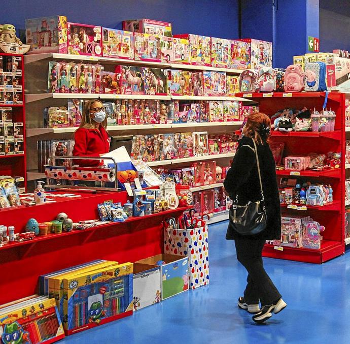 Viviana Becerra, una clienta de Juguettos en el centro comercial El Boulevard mientras realiza sus compras navideñas.Foto: Jorge Muñoz