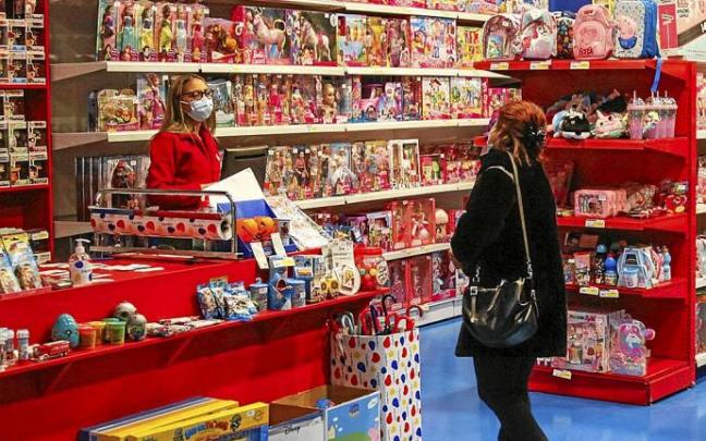 Viviana Becerra, una clienta de Juguettos en el centro comercial El Boulevard mientras realiza sus compras navideñas.Foto: Jorge Muñoz