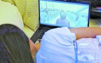 Una niña ve la serie 'El juego del calamar' en su portátil. Foto: Oskar M. Bernal