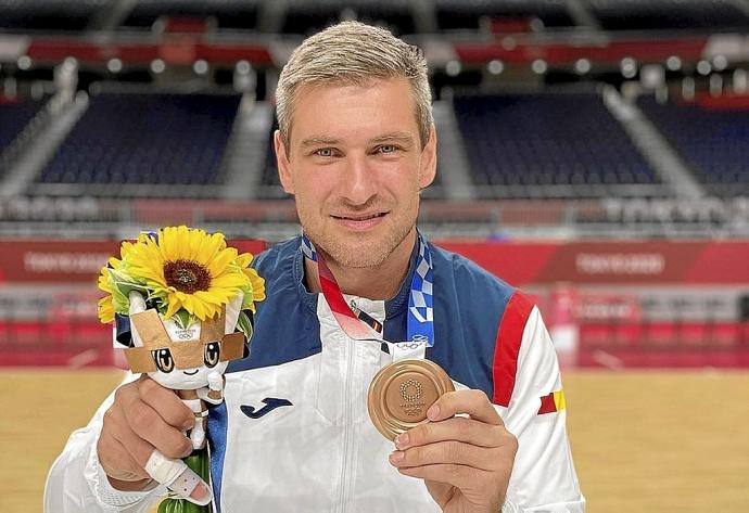 Julen Aginagalde mostró su medalla de bronce en las redes sociales. Foto: Twitter