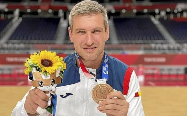 Julen Aginagalde mostró su medalla de bronce en las redes sociales. Foto: Twitter Julen Aginagalde mostró su medalla de bronce en las redes sociales. Foto: Twitter