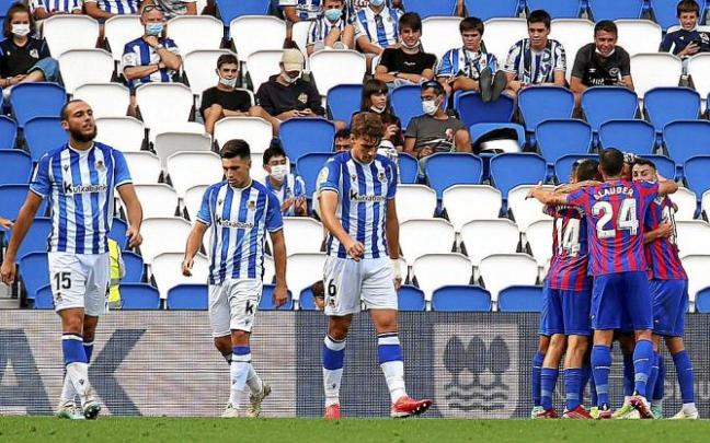 Las caras de resignación de Blasco, Alkain y Urko contrastan con la alegría de los los jugadores del Eibar, que, de fondo, celebran uno de los goles anotados en la tarde de ayer en Anoeta. Las caras de resignación de Blasco, Alkain y Urko contrastan con la alegría de los los jugadores del Eibar, que, de fondo, celebran uno de los goles anotados en la tarde de ayer en Anoeta.