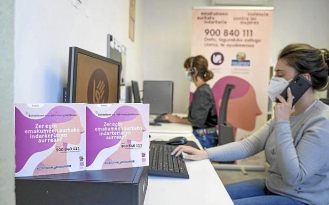 Dos profesionales del servicio de atención telefónica del Gobierno Vasco, Satevi, atienden llamadas. Foto: Grupo Noticias