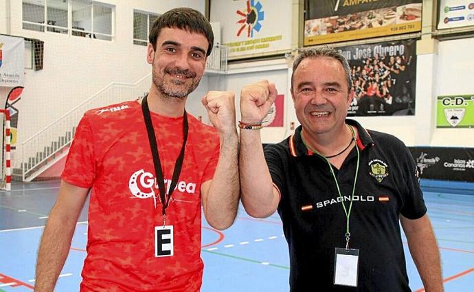 Los dos técnicos navarros que han logrado el ascenso: Etxeberria (i) y Etayo. Foto: Lanzarote Deportiva