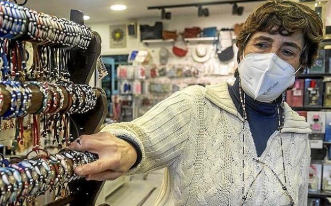 Miren Itziar Hernández colocando pulseras en su tienda.