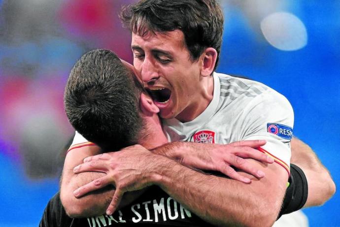 Mikel Oyarzabal se abraza a Unai Simón tras marcar el penalti decisivo. Foto: Afp