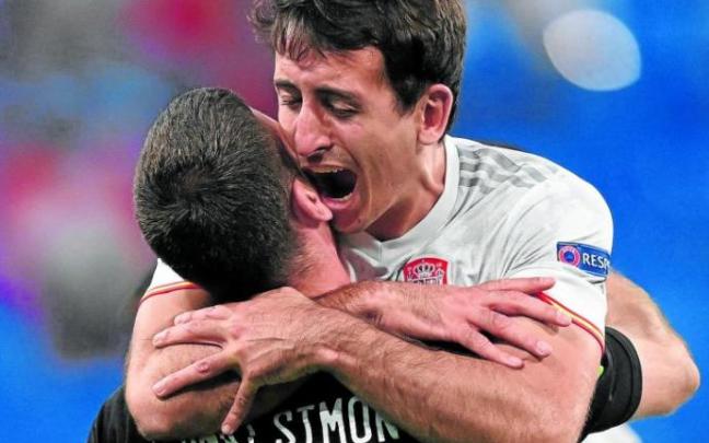 Mikel Oyarzabal se abraza a Unai Simón tras marcar el penalti decisivo. Foto: Afp