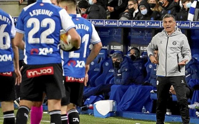 Mendilibar, con gesto sorprendido, en la accion que le costó la expulsión. Foto: Iñigo Foronda