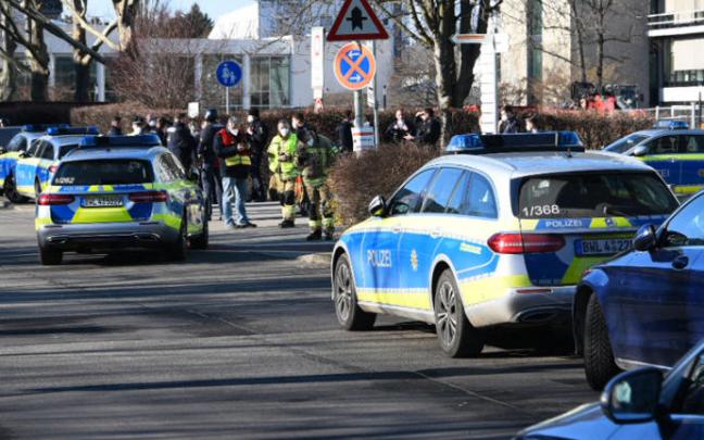 Vehículos policiales en la zona en la que se han producido los disparos.