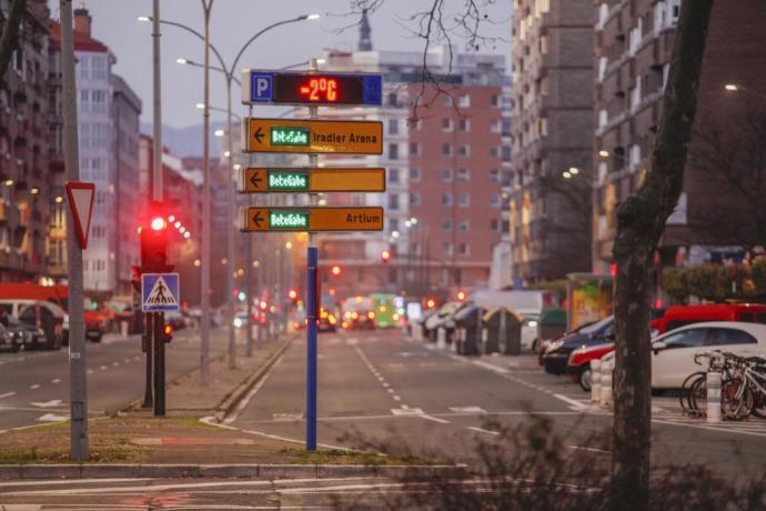 Termómetro con temperatura bajo cero en Portal de Legutiano, el pasado lunes 24 de enero