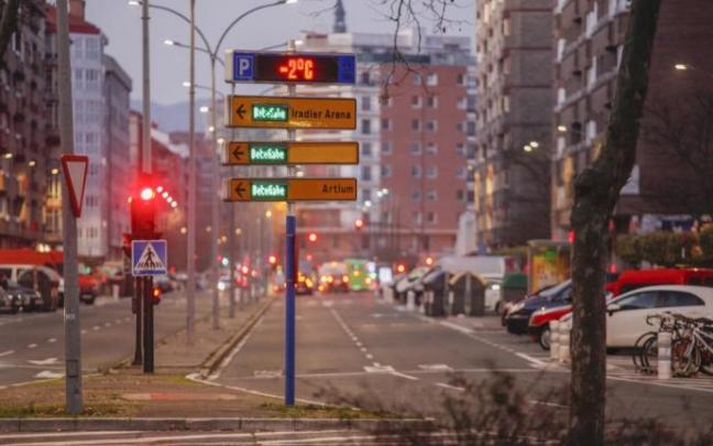 Termómetro con temperatura bajo cero en Portal de Legutiano, el pasado lunes 24 de enero