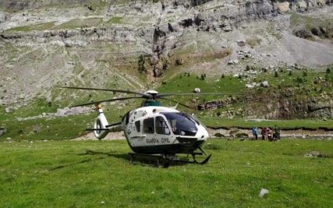 Helicóptero del grupo de rescate de la Guardia Civil. Helicóptero del grupo de rescate de la Guardia Civil.