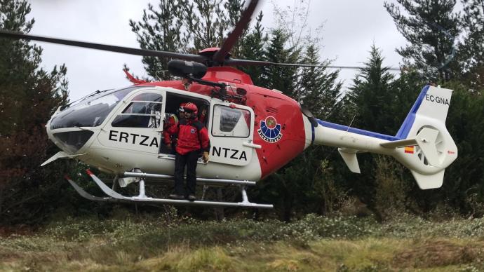 El helicóptero de rescate de la Ertzaintza.