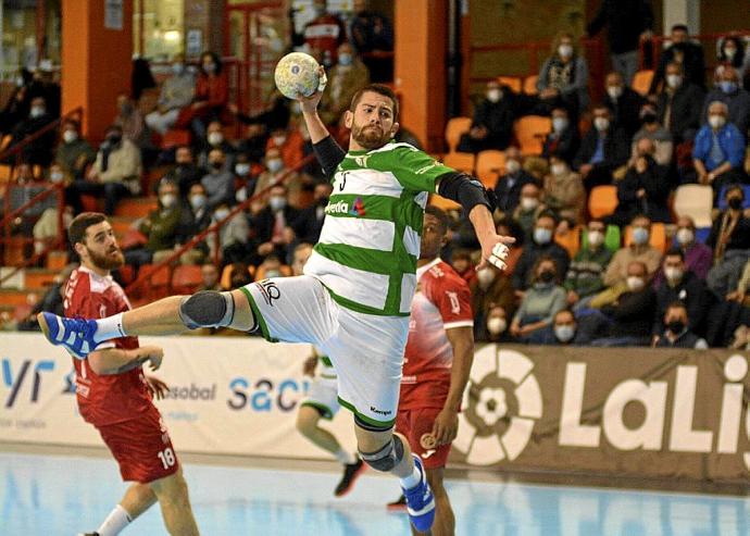 Antonio Bazán, lanzando a puerta en el partido de ayer. Foto: Juan Alberto Lillo