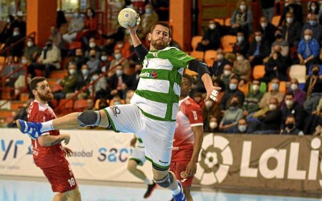 Antonio Bazán, lanzando a puerta en el partido de ayer. Foto: Juan Alberto Lillo