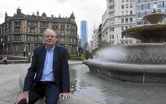 La foto está tomada en el sitio que más le gusta al protagonista. "En la plaza Moyúa mirando hacia la torre de Pelli por la calle Elcano, dando continuidad a la trama urbana del Ensanche con la que se llega a la ría y al nuevo espacio de Abandoibarra. La foto está tomada en el sitio que más le gusta al protagonista. "En la plaza Moyúa mirando hacia la torre de Pelli por la calle Elcano, dando continuidad a la trama urbana del Ensanche con la que se llega a la ría y al nuevo espacio de Abandoibarra.