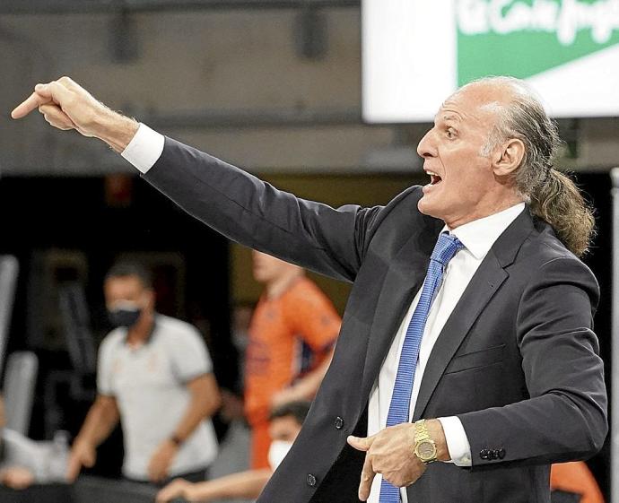 Ivanovic da instrucciones a sus jugadores durante el duelo de ayer. Foto: Alex Larretxi