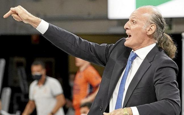 Ivanovic da instrucciones a sus jugadores durante el duelo de ayer. Foto: Alex Larretxi