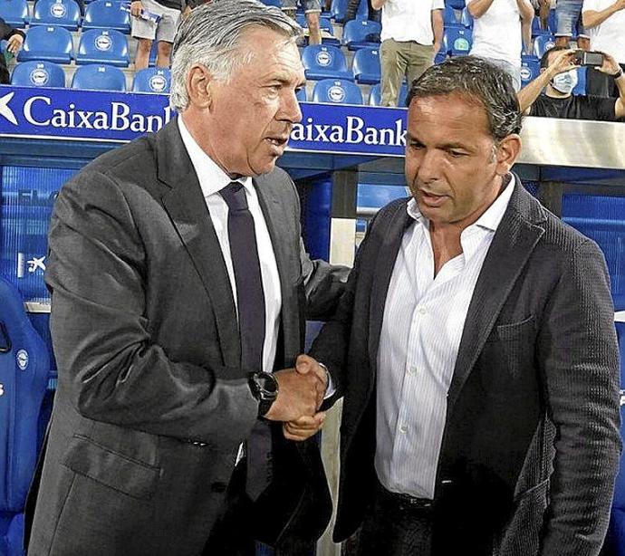 Calleja y Ancelotti se saludan antes del partido. Foto: Iñigo Foronda