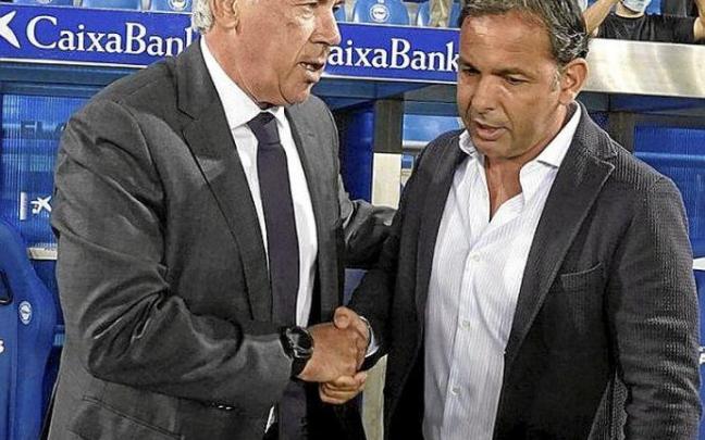 Calleja y Ancelotti se saludan antes del partido. Foto: Iñigo Foronda