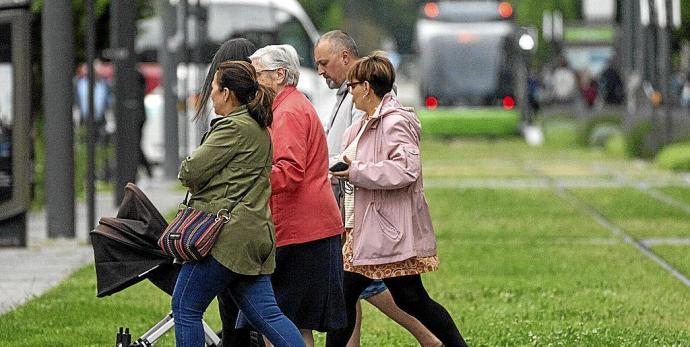 El cambio en las temperaturas fue ayer palpable en la capital alavesa, donde se desplomaron los termómetros. Foto: Jorge Muñoz