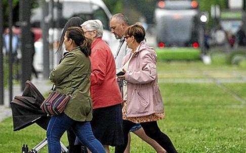 El cambio en las temperaturas fue ayer palpable en la capital alavesa, donde se desplomaron los termómetros. Foto: Jorge Muñoz