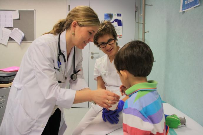 Un niño en una consulta médica