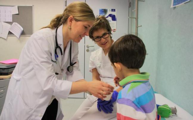 Un niño en una consulta médica Un niño en una consulta médica