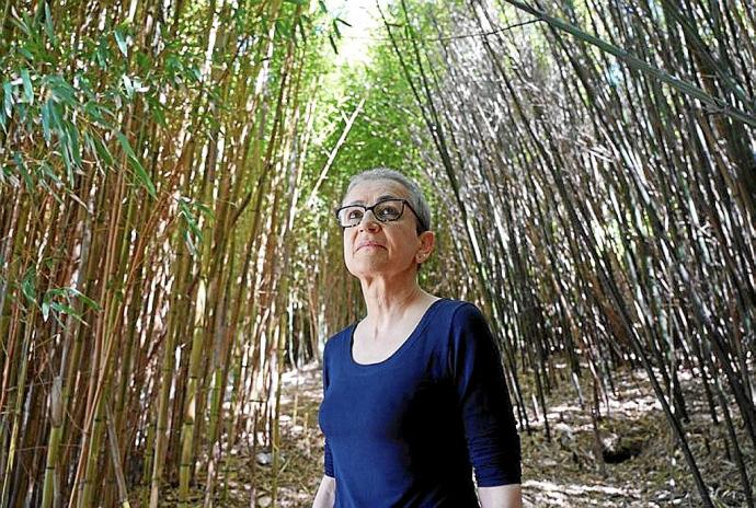 Marta Macho-Stadler, entre plantas en el campus de Leioa. Foto: Pablo Viñas