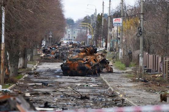 Una serie de tanques destrozados, símbolo de lo vivido en las calles de la ciudad de Bucha.
