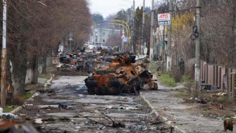 Una serie de tanques destrozados, símbolo de lo vivido en las calles de la ciudad de Bucha.