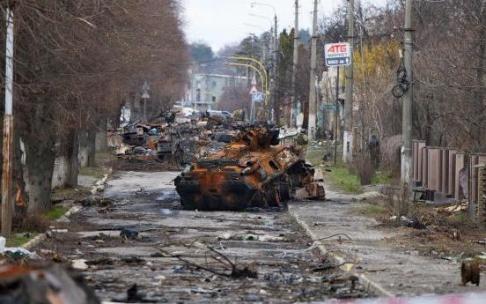Una serie de tanques destrozados, símbolo de lo vivido en las calles de la ciudad de Bucha.