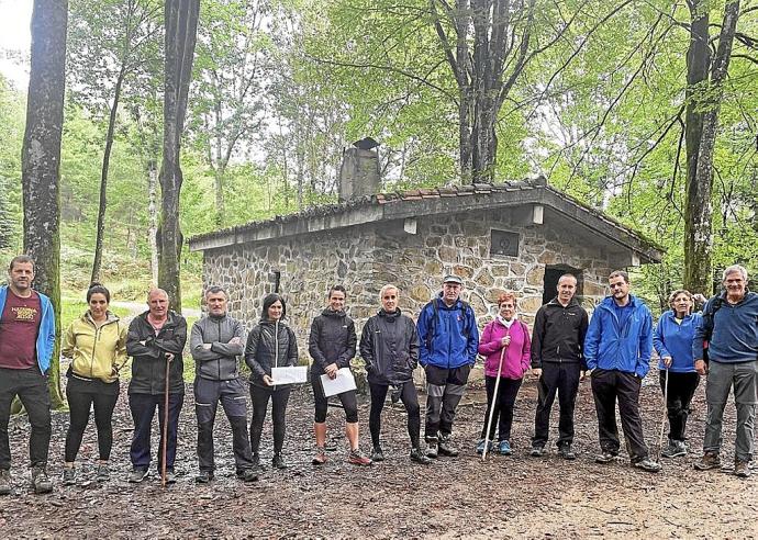 Representantes de los ayuntamientos de Larraun, Lekunberri, Leitza, Berastegi y Lizartza, el domingo en el monte Uli. Foto: cedida