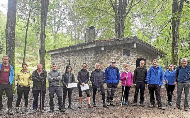 Representantes de los ayuntamientos de Larraun, Lekunberri, Leitza, Berastegi y Lizartza, el domingo en el monte Uli. Foto: cedida