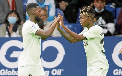 Nico Williams felicita a su hermano Iñaki tras marcar el gol del empate.