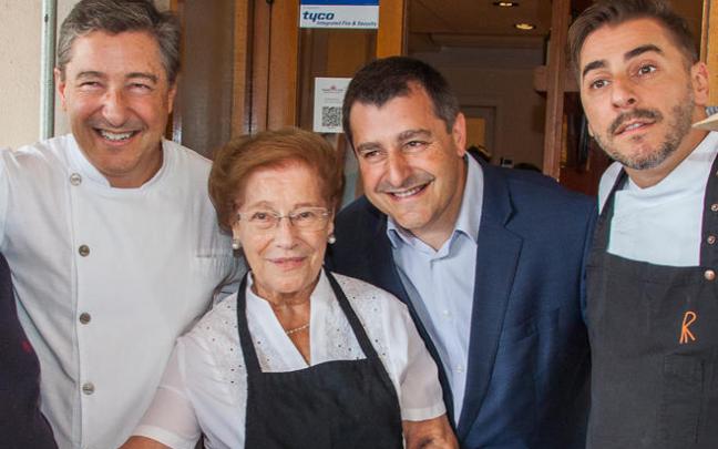 Los hermanos Joan, Josep y Jordi Roca, con su madre, Montserrat Fontané. Los hermanos Joan, Josep y Jordi Roca, con su madre, Montserrat Fontané.