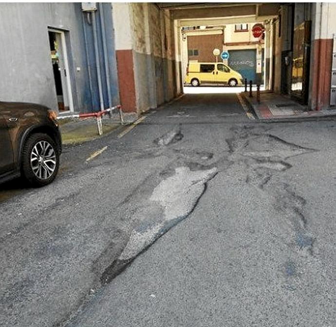 Numerosos baches en la plaza Orkolaga. Foto: N.G.