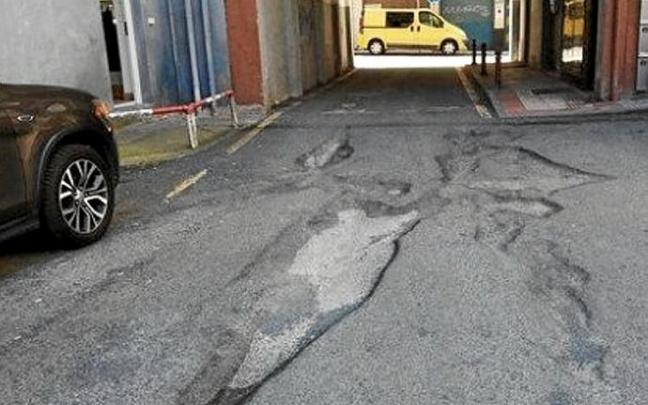 Numerosos baches en la plaza Orkolaga. Foto: N.G.