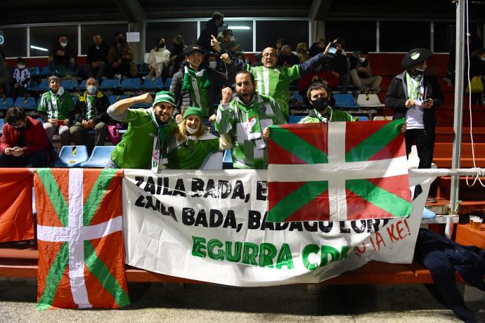 Aficionados del Hernani que viajaron a Galicia para animar a su equipo.